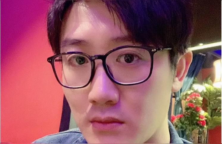 白鲨爱拍,自认是憨憨继续直播挣钱
